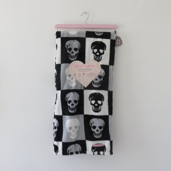 Betsey Johnson Skull Ultra Soft Plush Throw Blanket (50 in x 60in) - Picture 1 of 6